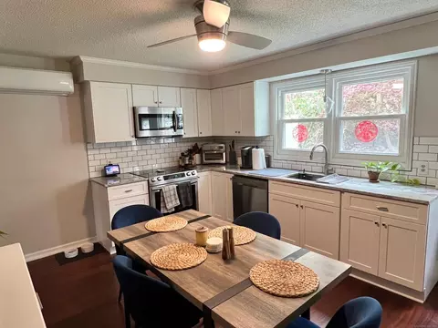 65 Briarwood Ln #D, Branford, CT 06405