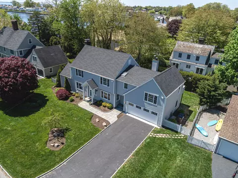 233 Davenport Dr, Stamford, CT 06902