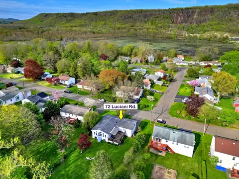 72 Luciani Rd, Woodbridge, CT 06525