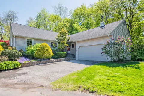 34 Gloucester Ln, West Hartford, CT 06107