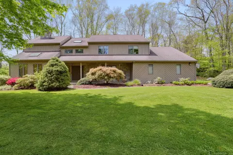 4 Lomartra Ln, Branford, CT 06405