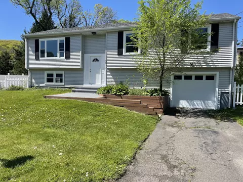30 Harlow Ct, Naugatuck, CT 06770