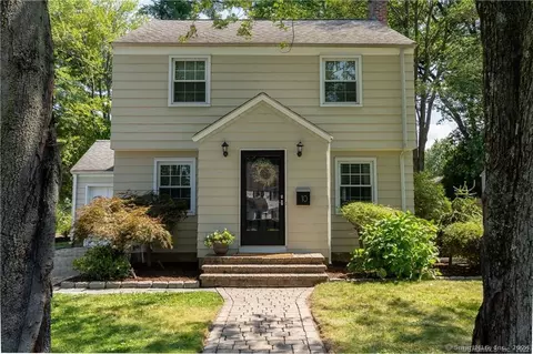 10 Tecumseh Rd, West Hartford, CT 06117