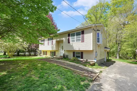 8 Beechwood Blvd, Plainfield, CT 06374