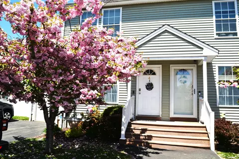 4 Holly Ln #4, Farmington, CT 06085