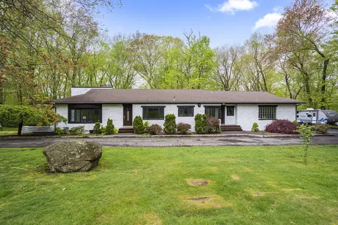 1066 Racebrook Rd, Woodbridge, CT 06525