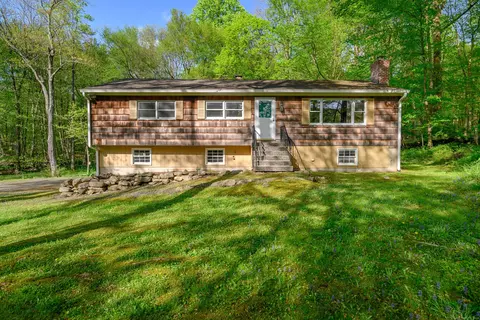 14 Fox Run Ln S, Newtown, CT 06470