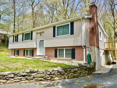 4 Pin Oak Ter, Norwich, CT 06360