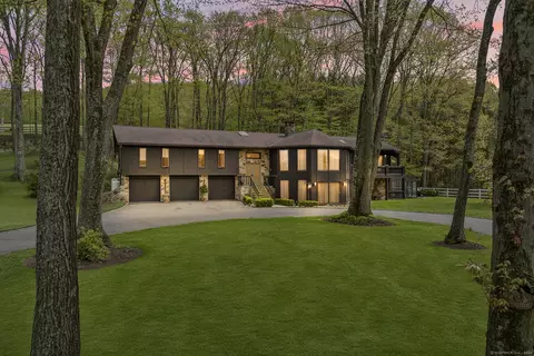 129 Huntingtown Rd, Newtown, CT 06470