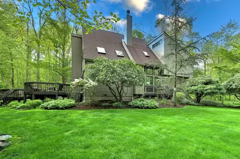 18 Tanglewood Ln, Woodbridge, CT 06525