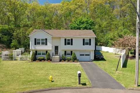 41 Blake Ct, East Haven, CT 06512