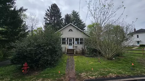 4 Carroll Pl, Cromwell, CT 06416