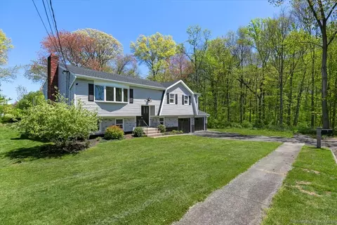 7 Pierson Dr, West Haven, CT 06516