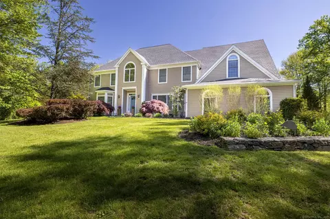 92 Norrans Ridge Dr, Ridgefield, CT 06877