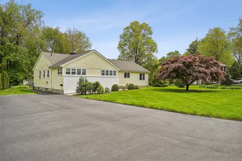 5 Stillman Rd, Bloomfield, CT 06002