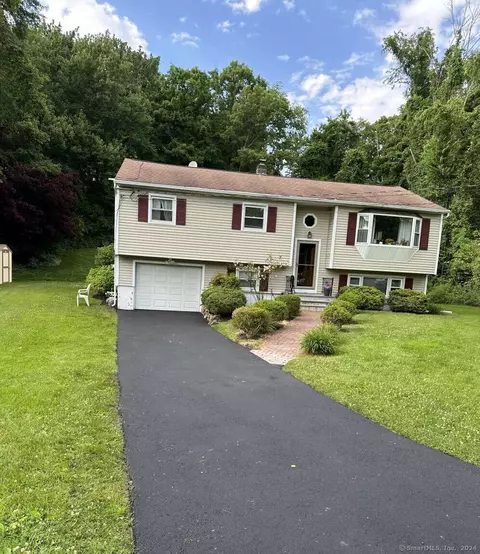 10 Schoolhouse Dr, Danbury, CT 06811