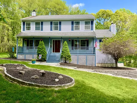 61 Tram Dr, Oxford, CT 06478