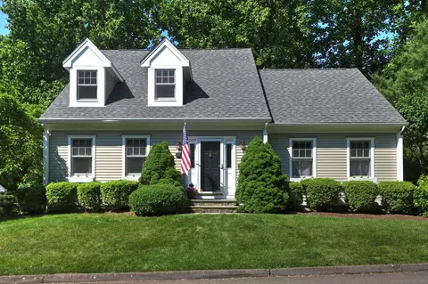 17 Bunker Hill Cir, Shelton, CT 06484
