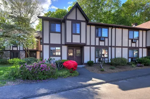 217 Foxwood Ln #217, Milford, CT 06461