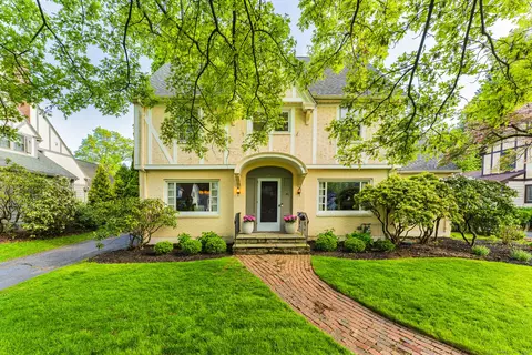 61 Crestwood Rd, West Hartford, CT 06107