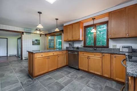 16 Chestnut Hill Dr, New Fairfield, CT 06812