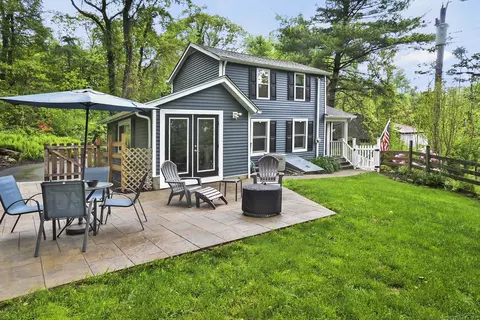 100 Pine Tree Trl, Stratford, CT 06614