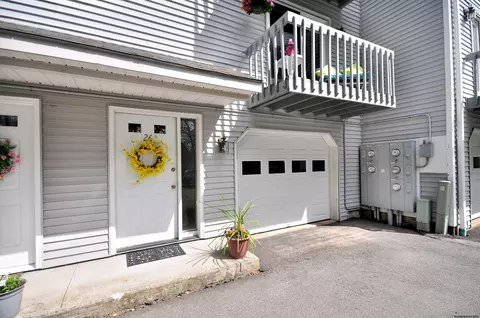 100 Northampton Ln #26, Plainville, CT 06062