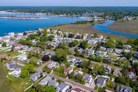 17 South Pkwy, Clinton, CT 06413