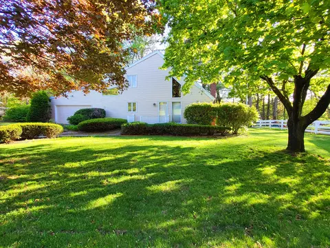 20 Hampton Village Dr, Granby, CT 06035