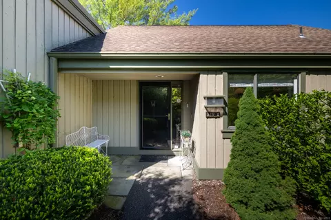 319 Heritage Vlg #A, Southbury, CT 06488