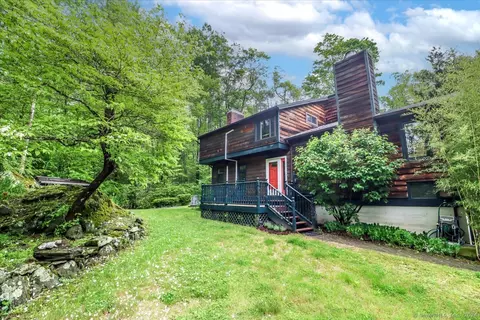 18 Dinglebrook Ln, Newtown, CT 06470