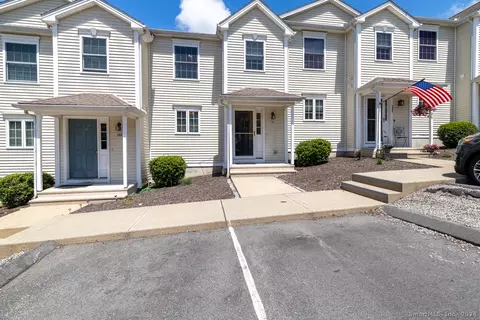 148 Mathewson St #204, Griswold, CT 06351