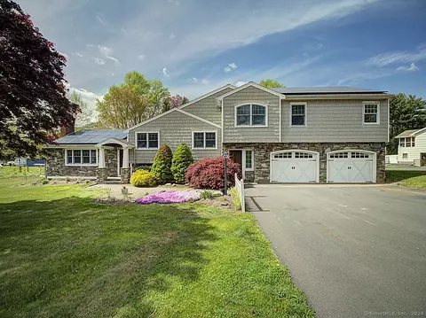 7 Surrey Dr, North Haven, CT 06473