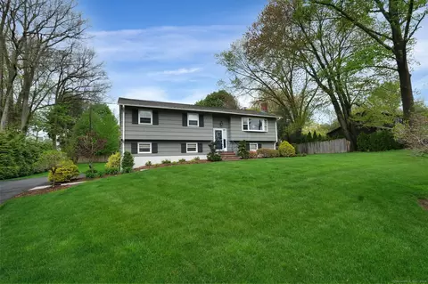 40 Elaine St, Trumbull, CT 06611