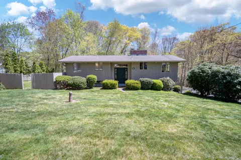 6 Stone Cliff Dr, East Lyme, CT 06357