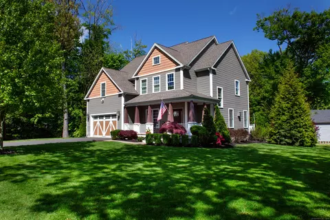4 Mclean St, Simsbury, CT 06070