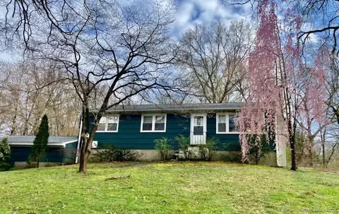 2 Dogwood Ter, Newtown, CT 06470
