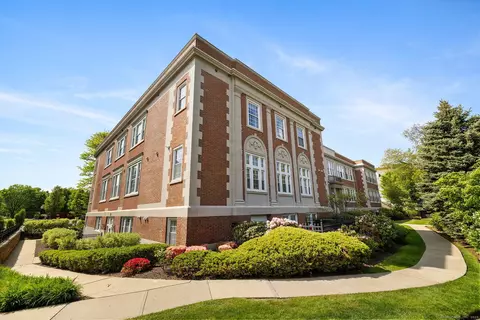 30 Schoolhouse Dr #202, West Hartford, CT 06110