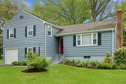 1 Old Flintlock Rd, Bloomfield, CT 06002