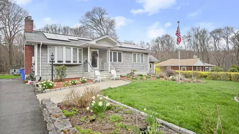 33 Blueberry Ln, Monroe, CT 06468