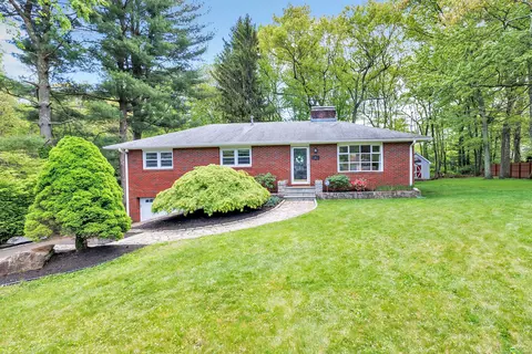 94 Tuckahoe Dr, Shelton, CT 06484
