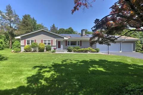 40 Saxony Dr, Trumbull, CT 06611