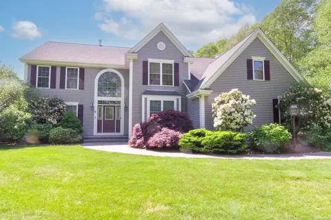 6 Harvest Gln, East Lyme, CT 06333