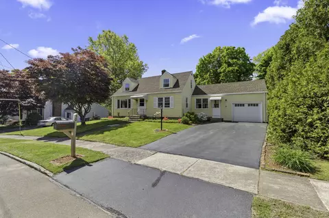 50 Knob Hill Dr, Hamden, CT 06518