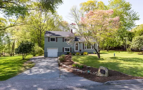 28 Rankin Ct, Uncasville, CT 06382