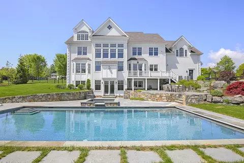 10 Meadow Ridge Rd, Fairfield, CT 06890