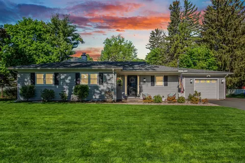27 Golf St, Newington, CT 06111