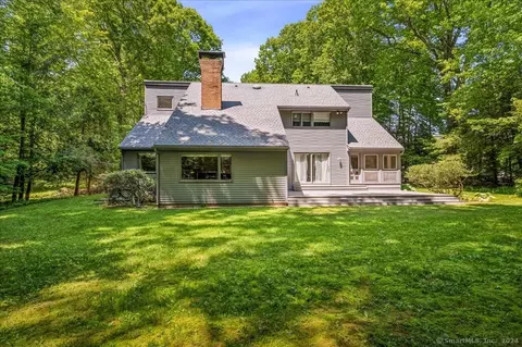 77 Daventry Hill Rd, Avon, CT 06001