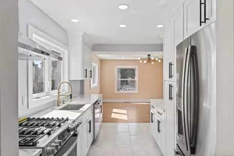 9 Elton Ct, Norwalk, CT 06851