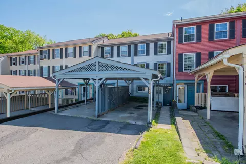 152 Rising Trail Dr #152, Middletown, CT 06457